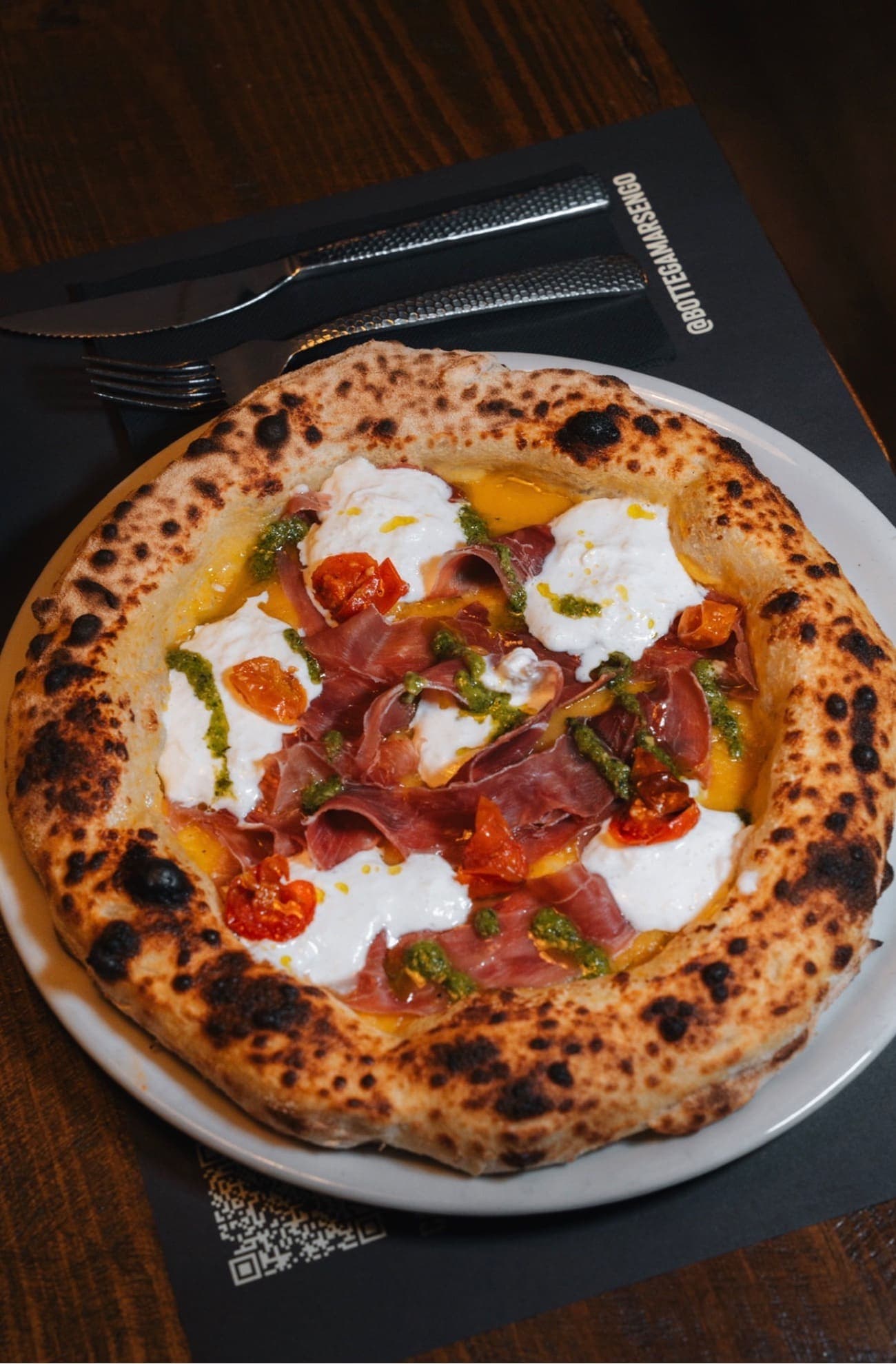 Masa de 48 horas con burrata antes de entrar al horno en Bottega Marsengo
