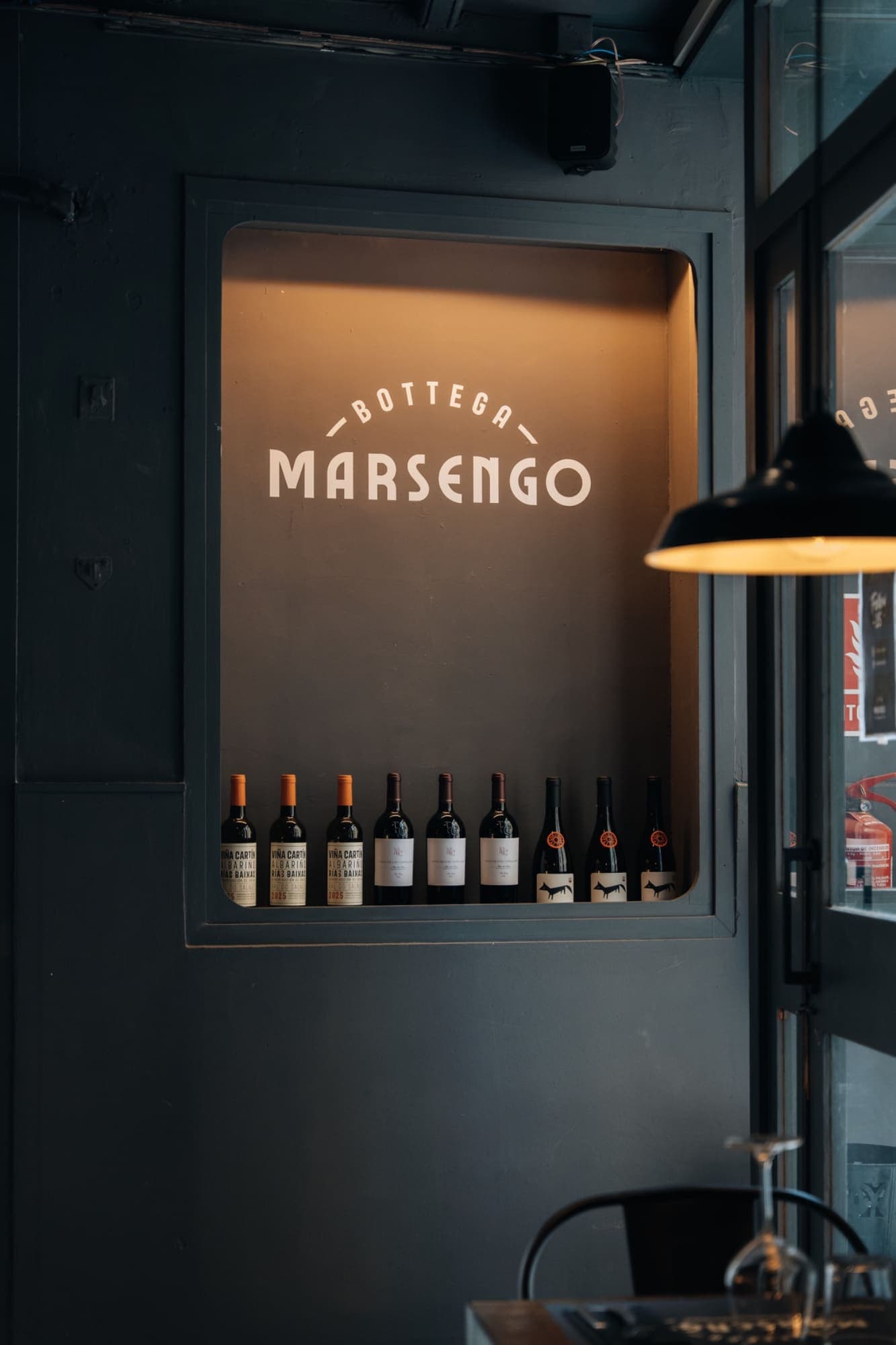 El nicho de botellas de la cantina